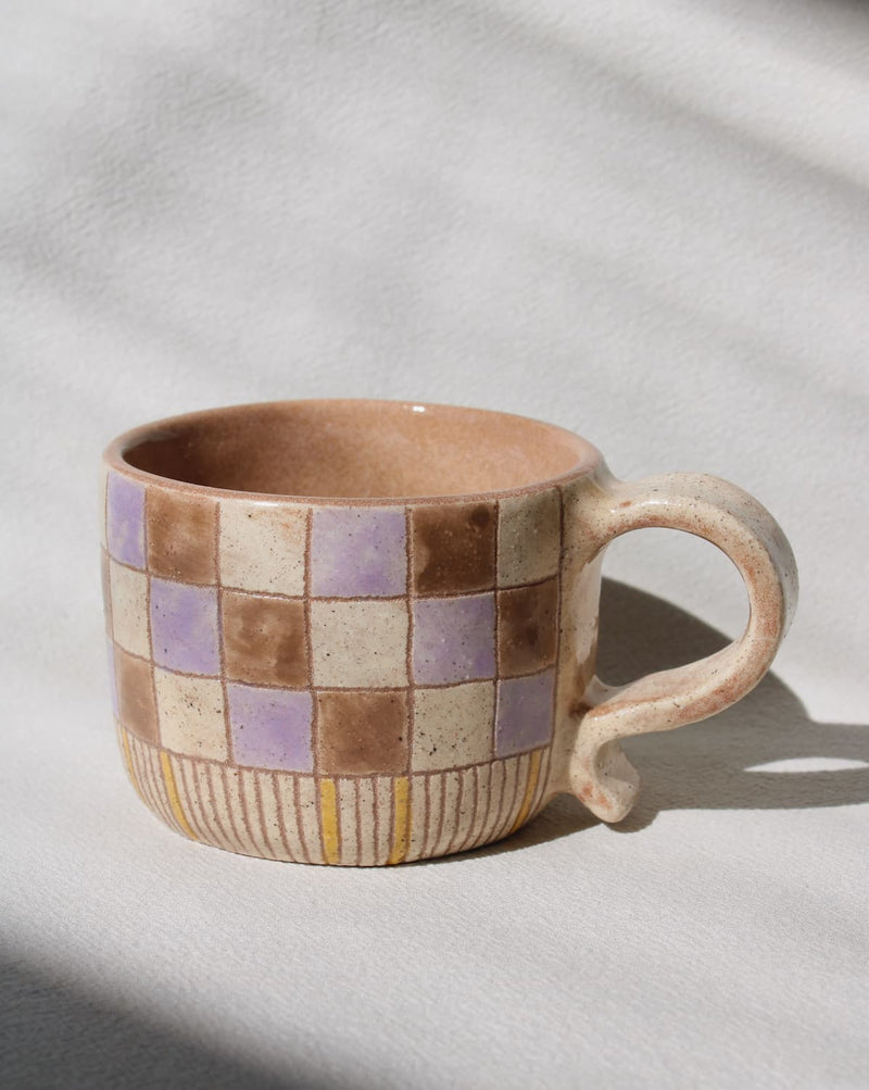 Ceramic Calla mug with checkered pattern on a beige background