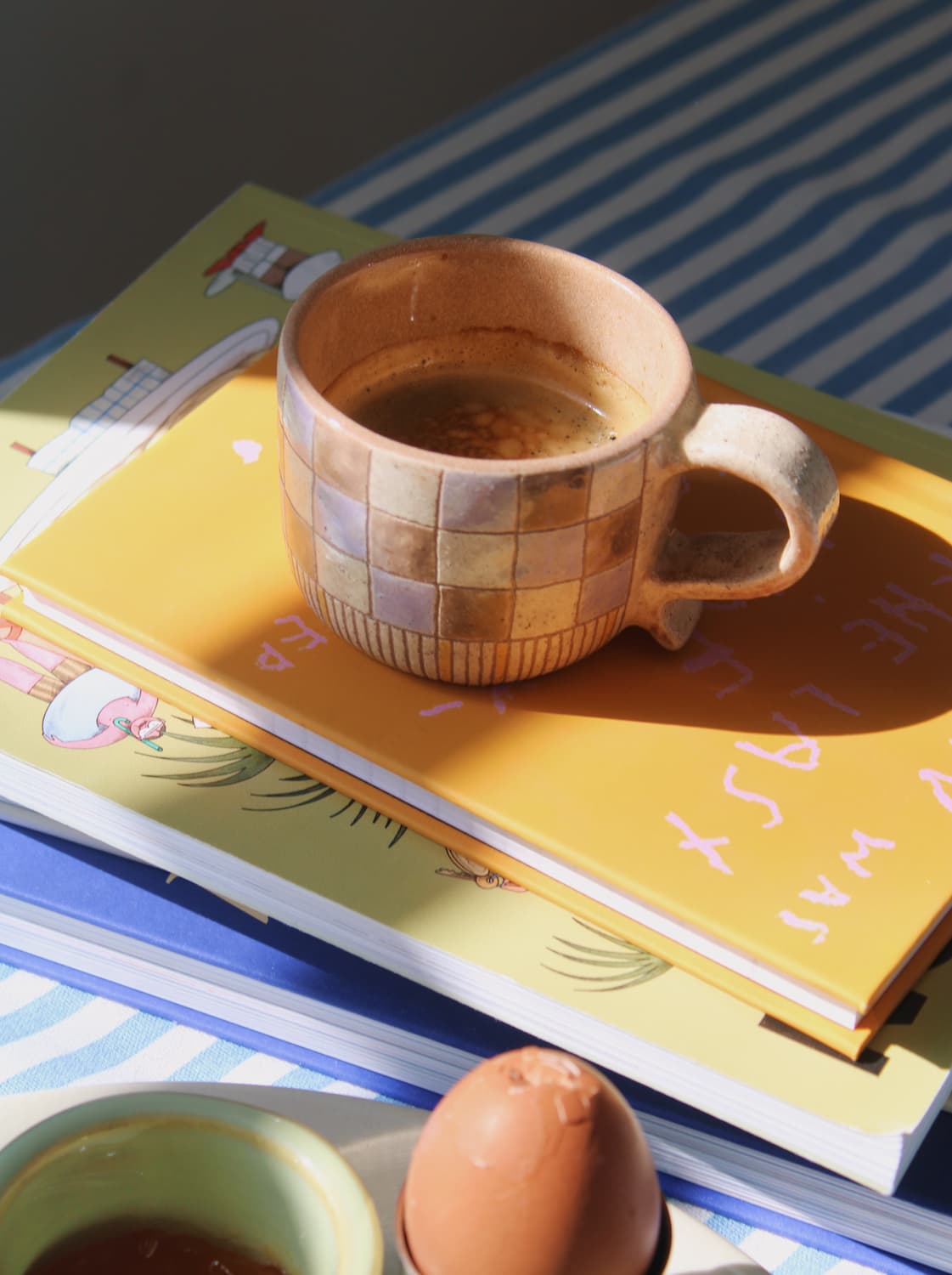 Calla ceramic mug with checkered pattern, handmade coffee cup styled with breakfast and books