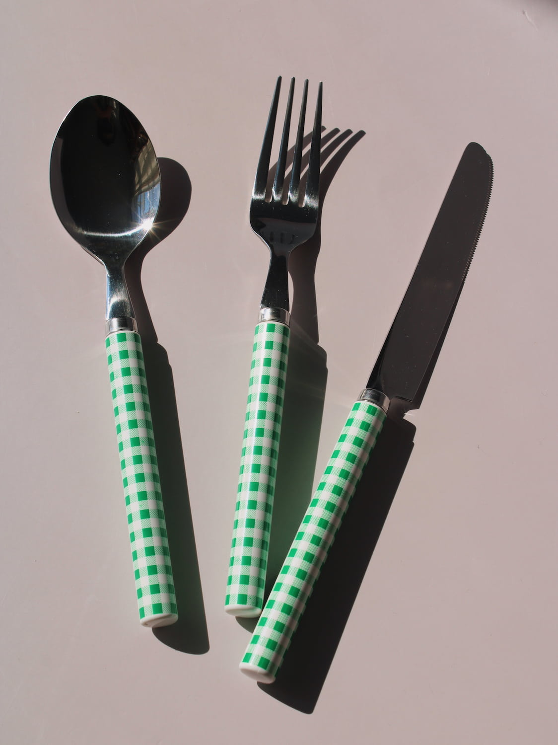 Fresco Cutlery Set with green gingham checkered handles, stainless steel knife, spoon and fork, picnic-style flatware set