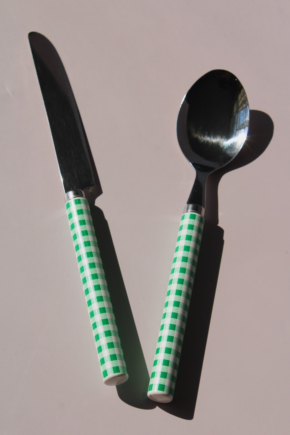Fresco Cutlery Set with green gingham checkered handles, stainless steel knife, spoon and fork, picnic-style flatware set