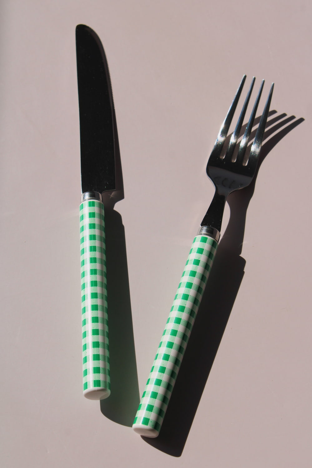 Fresco Cutlery Set with green gingham checkered handles, stainless steel knife, spoon and fork, picnic-style flatware set