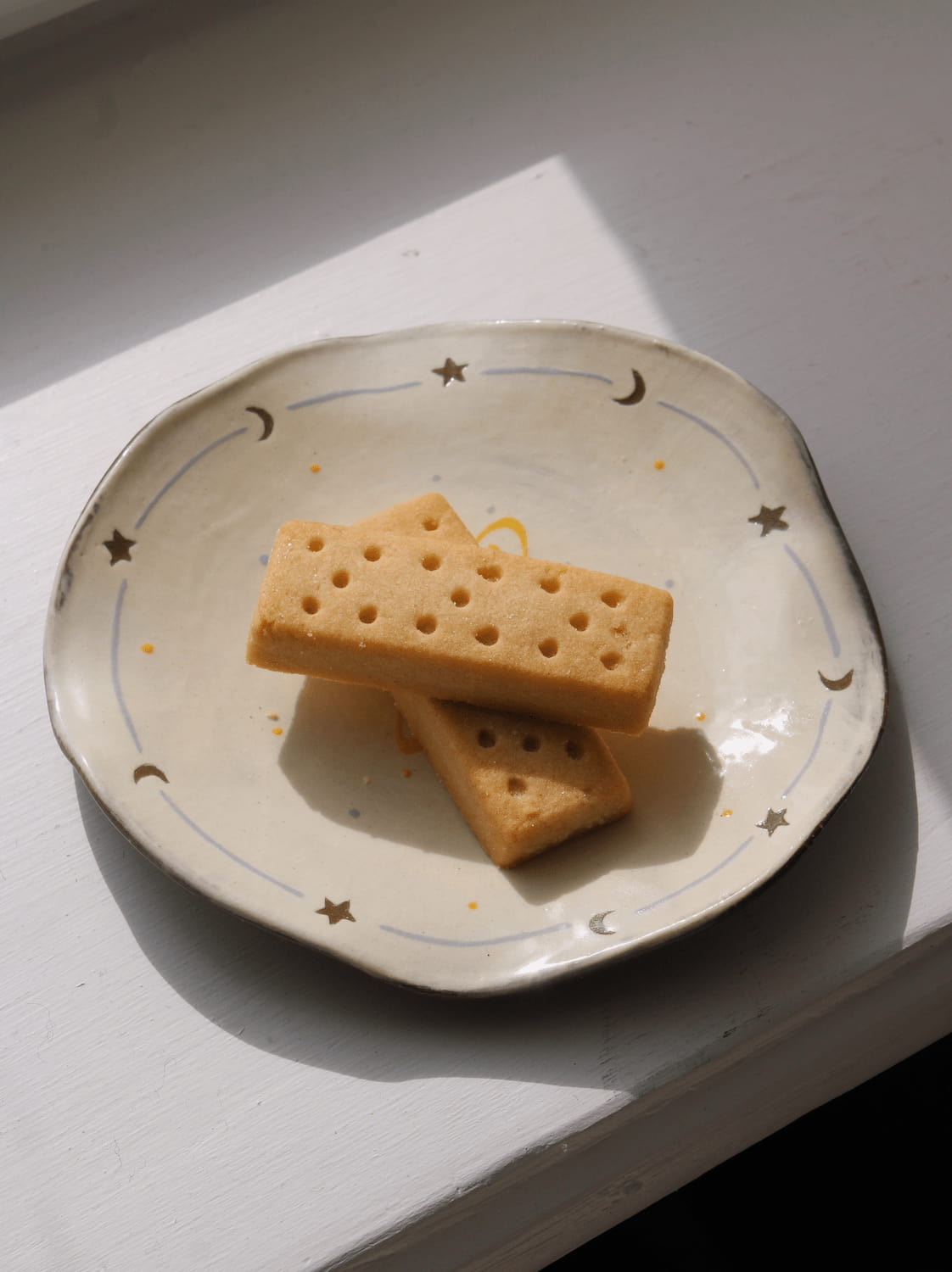 Handmade Elio ceramic plate with subtle speckled glaze styled with crackers.