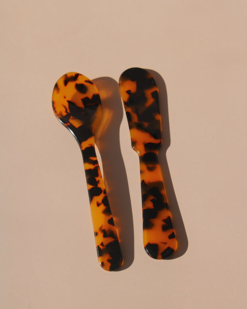 Tortoiseshell resin spoons with glossy finish, modern acrylic dessert spoons.
